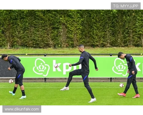 上海足球队心理素质排名第一揭秘其背后的成功秘诀与训练方法 上海足球队心理素质排名第一揭秘其背后的成功秘诀与训练方法