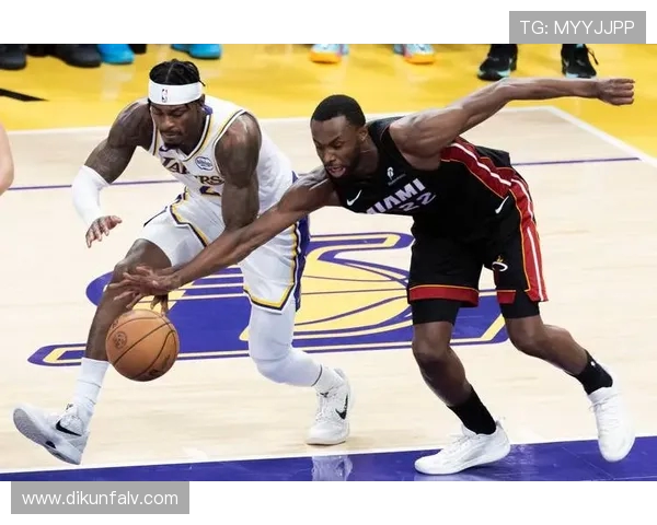 腾讯湖人对决热火精彩赛事回顾与分析展望